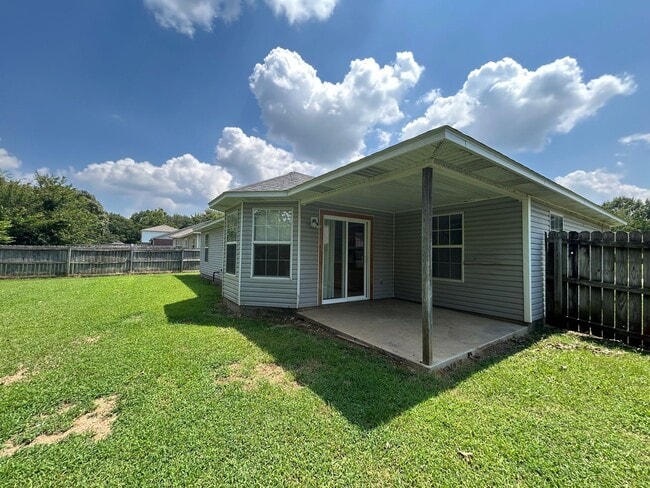 Building Photo - PRE-LEASING 3 Bedroom 2 Bath Extremely close to Wedington Exit !