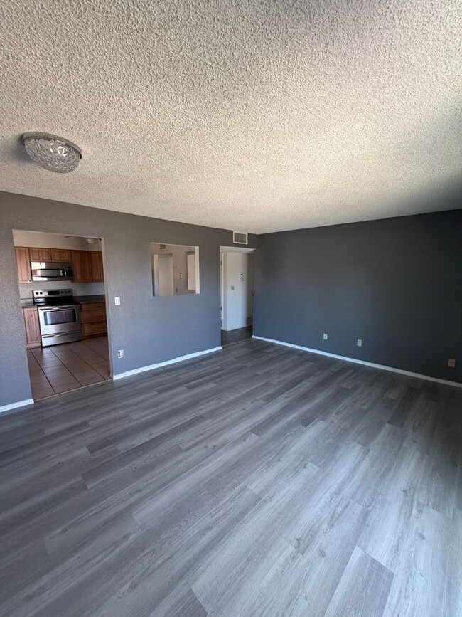Building Photo - Great Central  Home