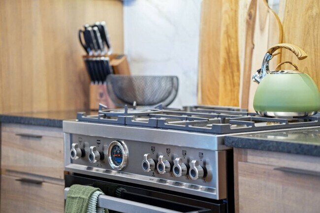 Building Photo - 225 W 1st St