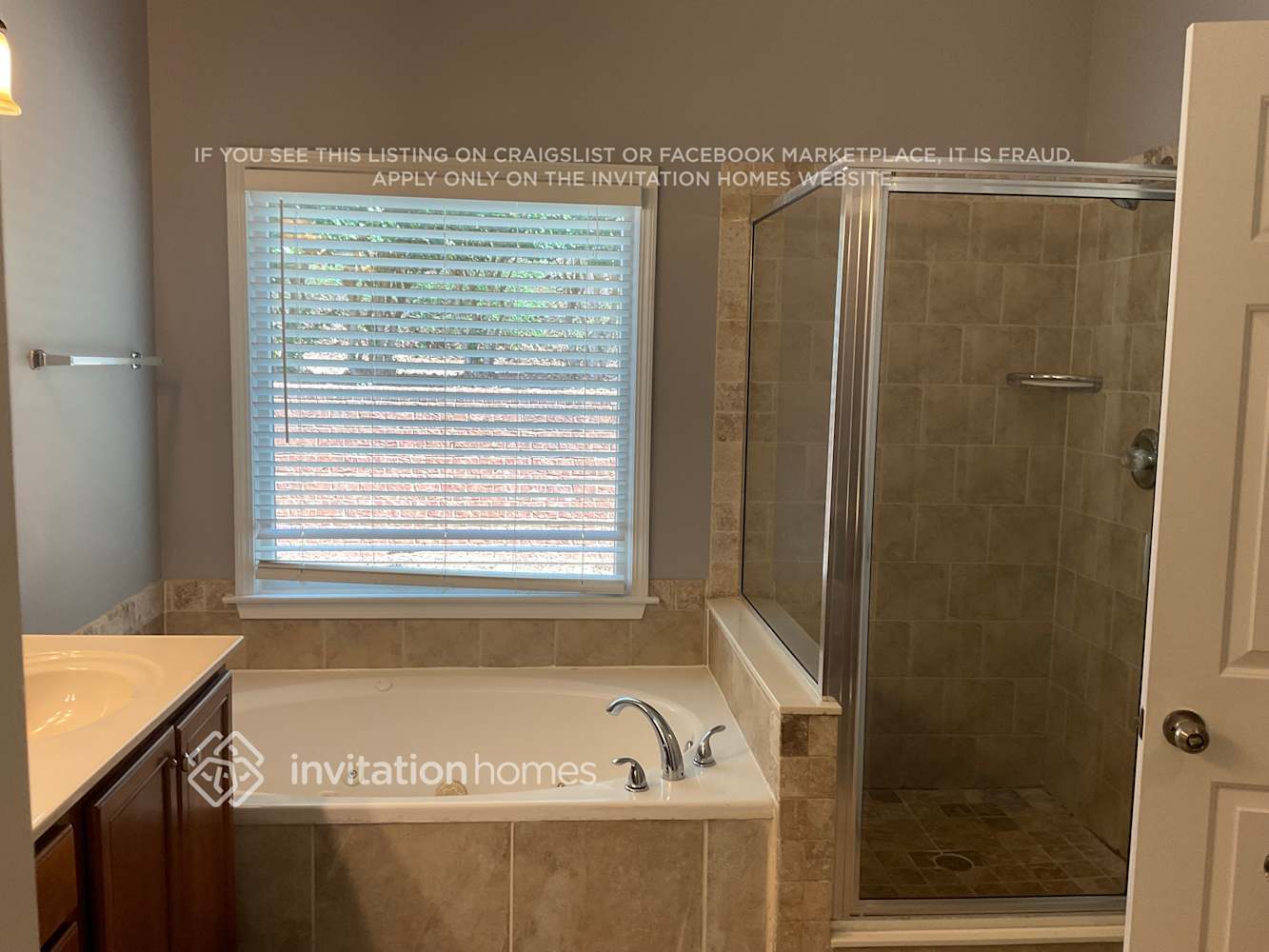 Building Photo - 1085 Chippewa Oak Dr NE