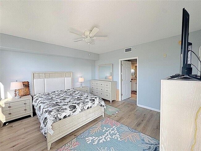 Building Photo - 1200 Country Club Dr