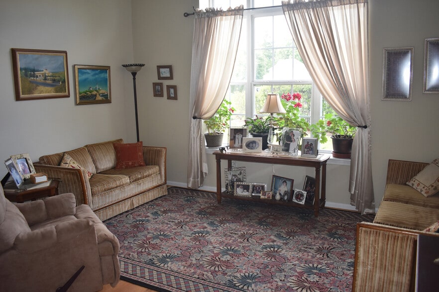 Living room and view - 1007 RIVERS ARCH