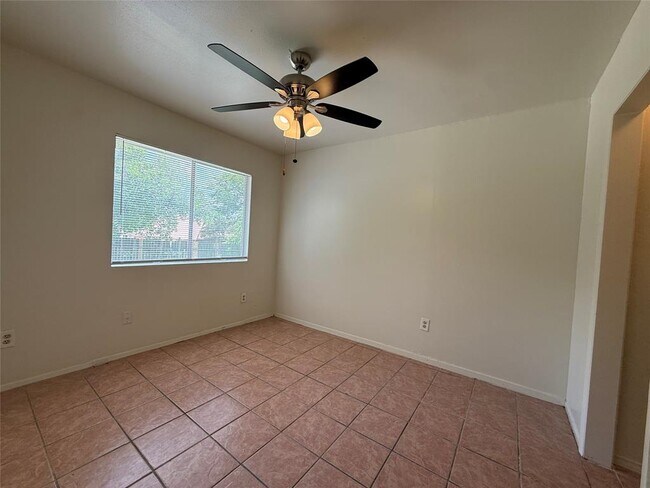 Building Photo - 1109 Village Green Dr