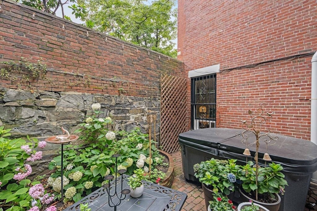 Building Photo - 364 Marlborough St