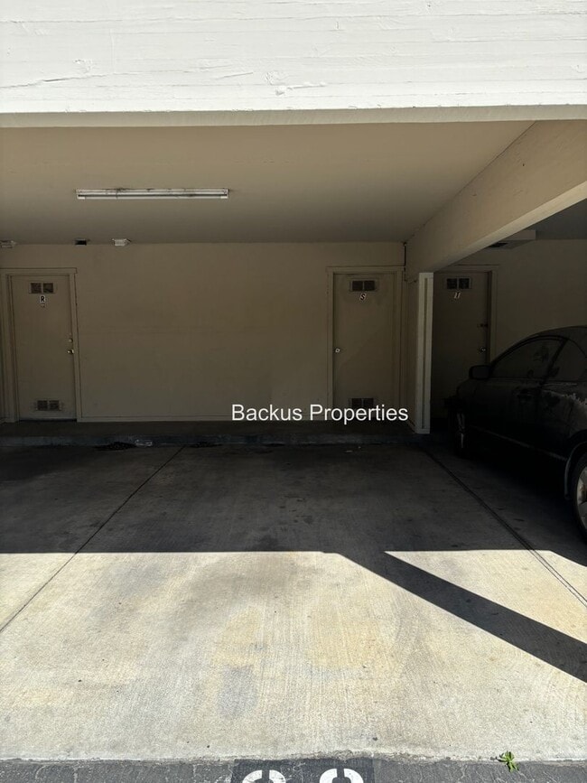 Building Photo - Private townhuse style condo facing grassy...