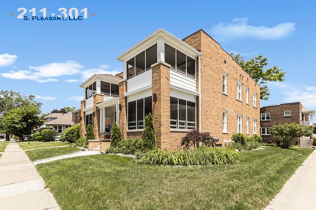 Building Photo - 301 S Pleasant St