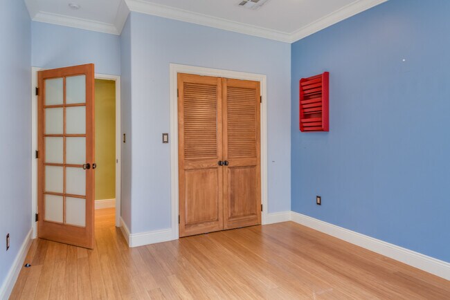 Building Photo - 2006 Manhattan Beach Blvd