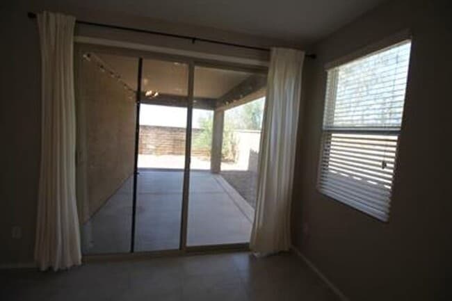 Building Photo - Desirable La Estancia Neighboorhood