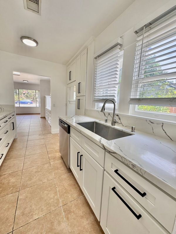 Building Photo - 1554 E Woodbury Rd