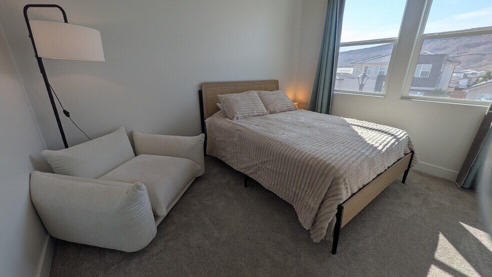 Building Photo - 693 S Taylor Creek Dr