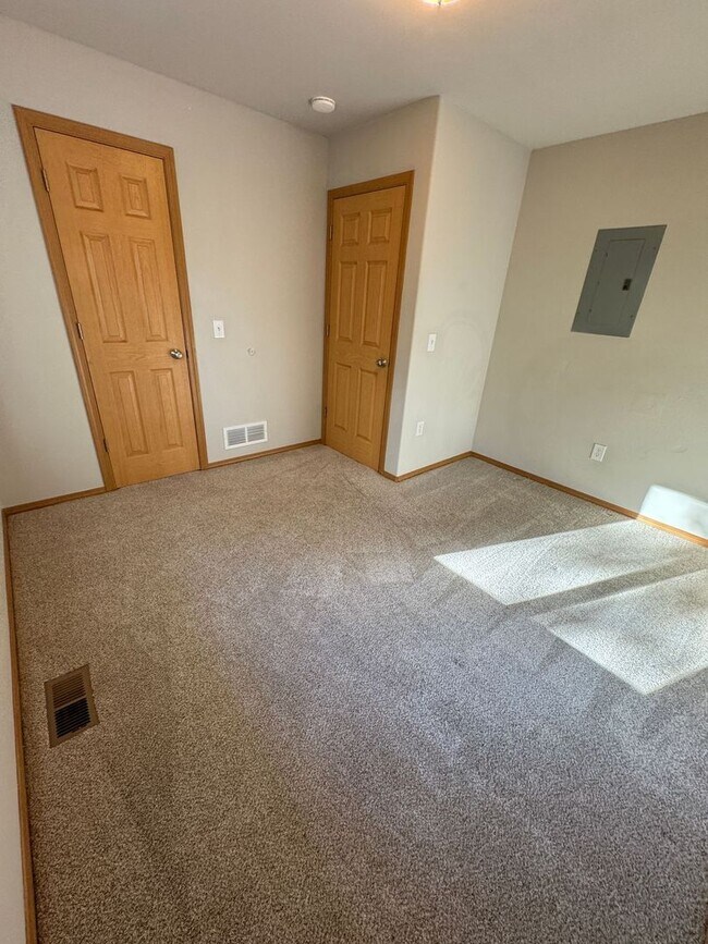 Building Photo - 2875 S Donovan Dr