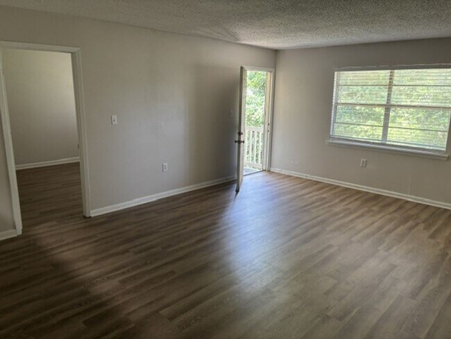 Building Photo - 613 Colonial Dr