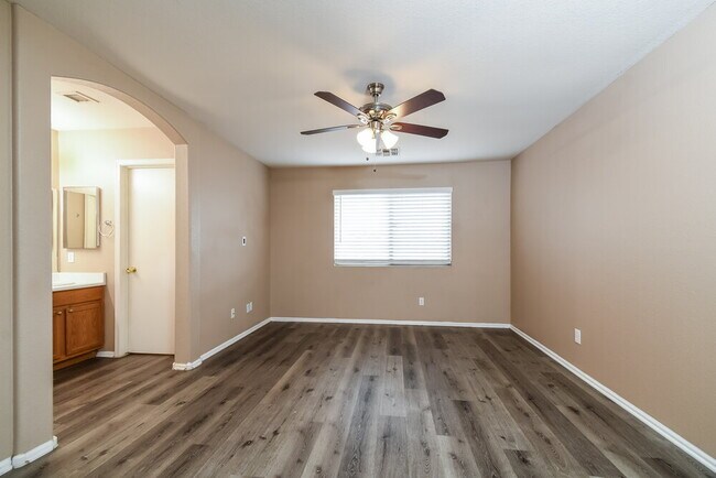 Building Photo - 975 E Vernoa St