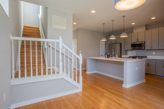 Building Photo - Gorgeous 4 BR/3.5 BA EOG Townhome in Silve...