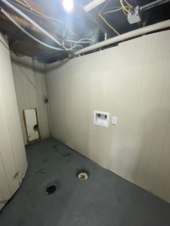 Building Photo - Updated 3 Bedroom 2.5 Bathrooms