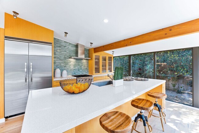 Building Photo - 6225 Frondosa Dr