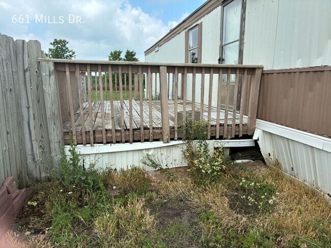 Building Photo - 661 W Mills Dr