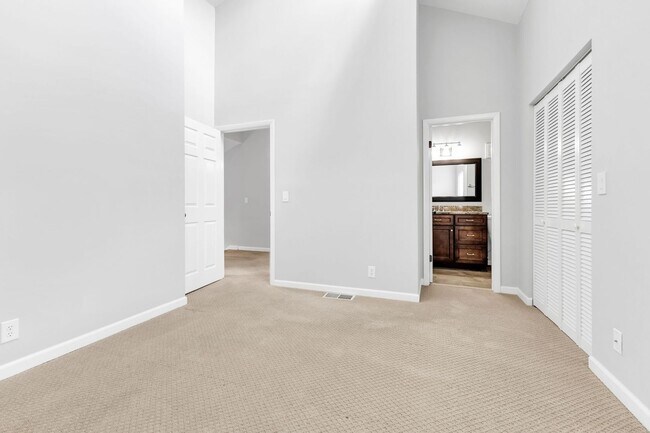 Building Photo - Beautiful Green Hills Townhome With Garage