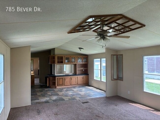 Building Photo - 785 N Bever Dr