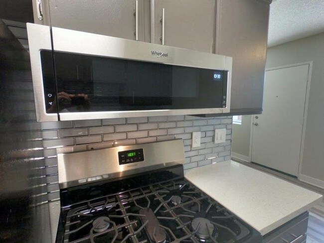 Building Photo - 1 bedroom in Sherman Oaks CA 91411