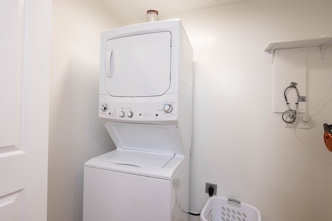 Building Photo - Lease Unfurnished $1900