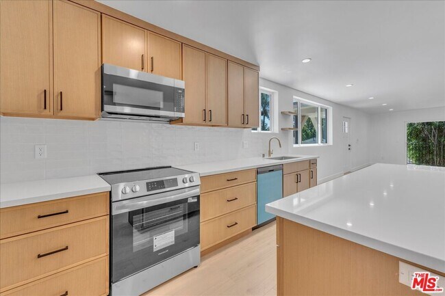 Building Photo - 6913 1/2 Encino Ave
