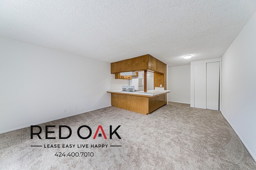 Building Photo - 15000 Moorpark St