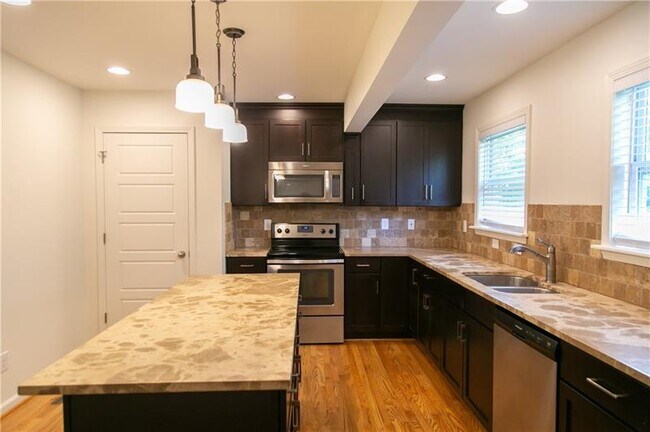 Building Photo - 1547 Delia Dr