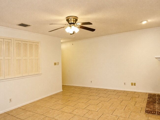 Building Photo - 10955 Wurzbach Rd