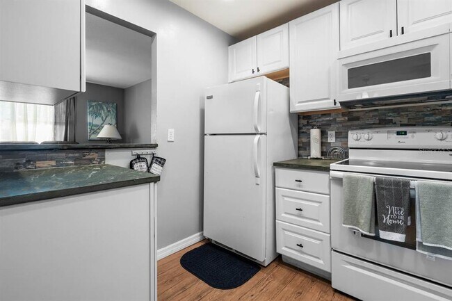 Building Photo - 1802 Bedford Terrace