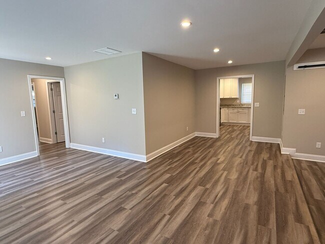 Building Photo - Charming 4 Bedroom Home located in Histori...
