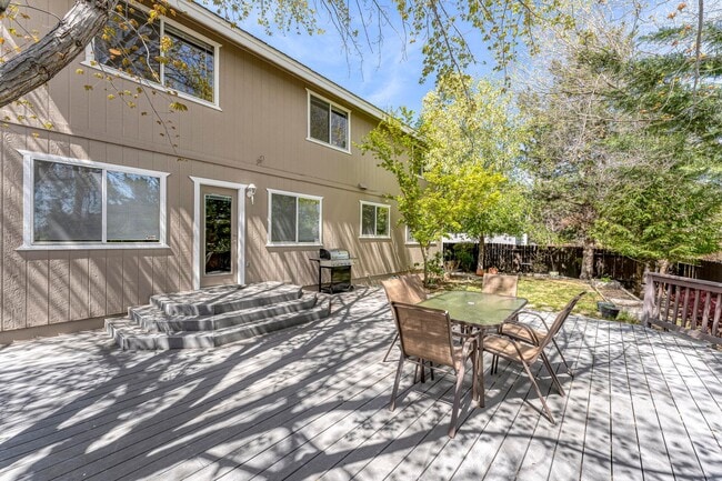 Building Photo - Fully Furnished Modern Home With Great Location