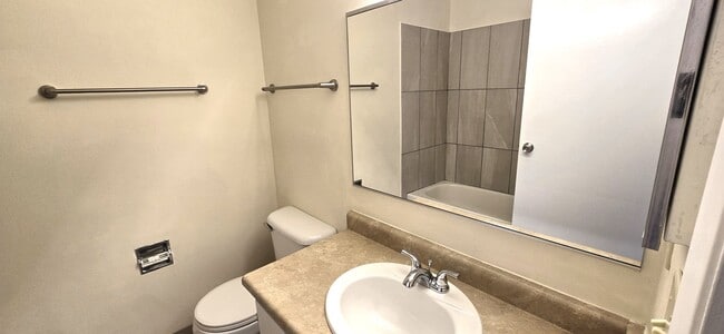 Building Photo - 3 Bedrooms, 2.5 Bathrooms, 1 Car Garage To...