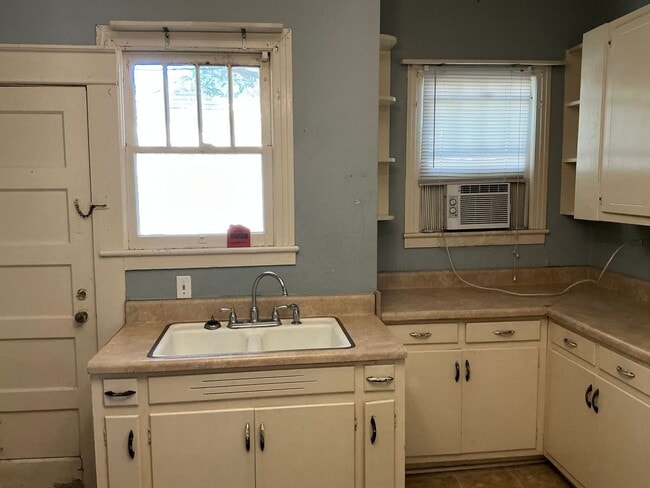 Building Photo - 623 N Nicholls St