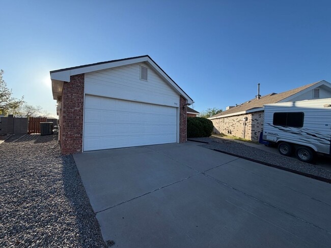 Building Photo - 3 Bedroom Single Story Home Available Near Unser Blvd NW & Ladera Dr NW!