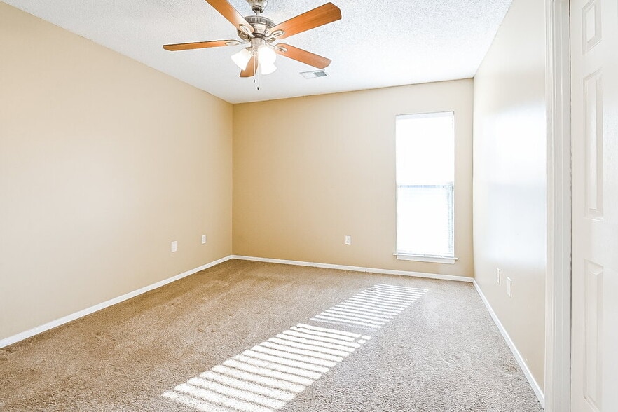 Building Photo - 9150 Belmont Dr