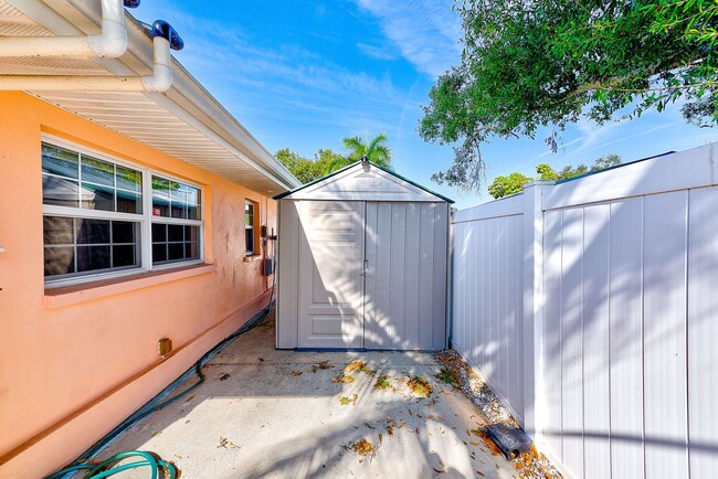 Building Photo - 3-Bedroom, 2-Bath Seminole Home – Fully Furnished & Move-In Ready!