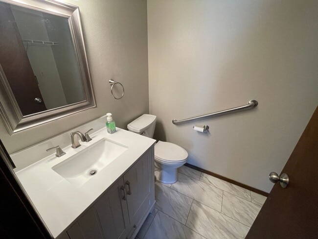 Building Photo - 5 Bedroom D20 Home with Large Backyard