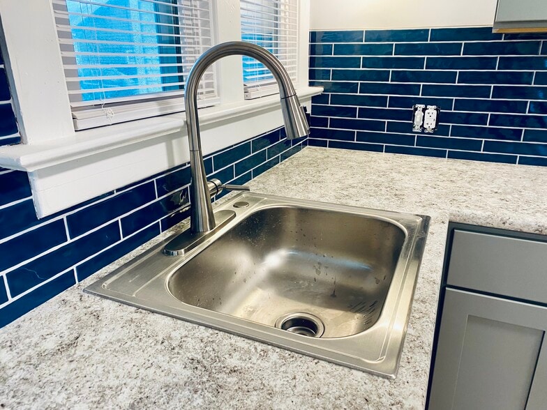 Building Photo - 944 Elizabeth St