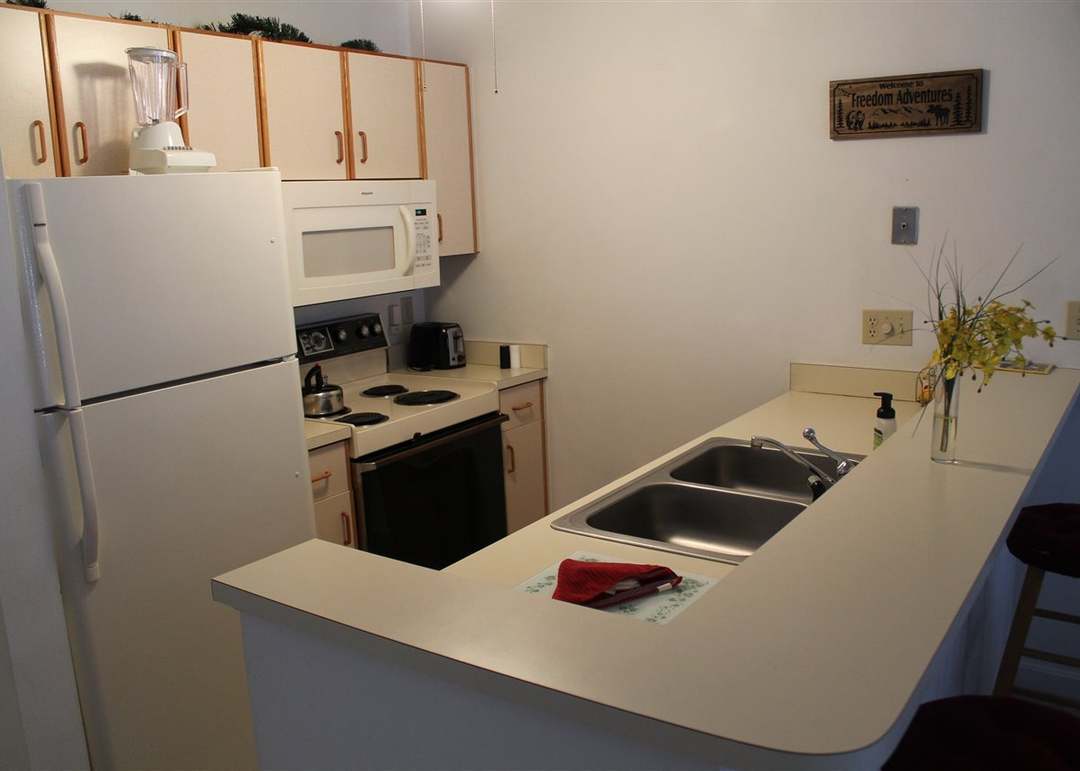 kitchen - 10 Lakeside W Dr