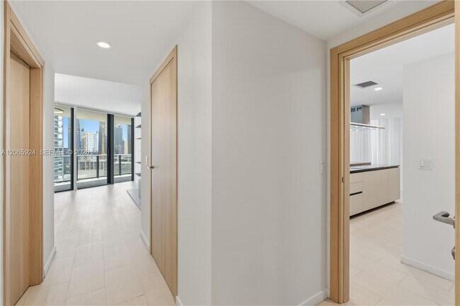 Building Photo - 1000 Brickell Plaza