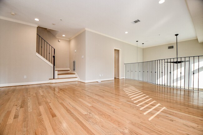 Building Photo - 2094 Brentwood Dr