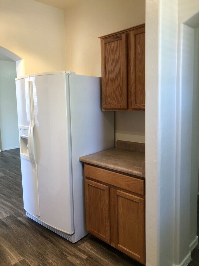 Building Photo - 3 bedroom 2.5 bath home - 2 car garage - S...