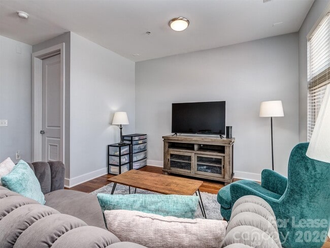 Building Photo - 1101 W 1st St