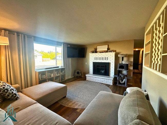 Building Photo - Completely Renovated 3 bed/2 bath Home