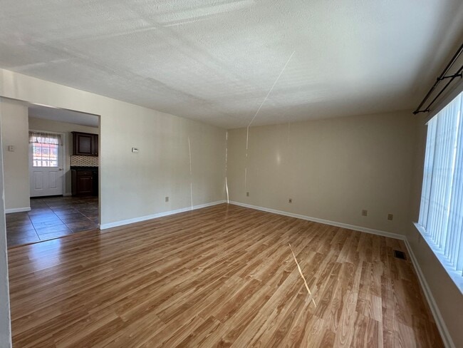 Building Photo - Immaculate Stonewall Heights Townhome!
