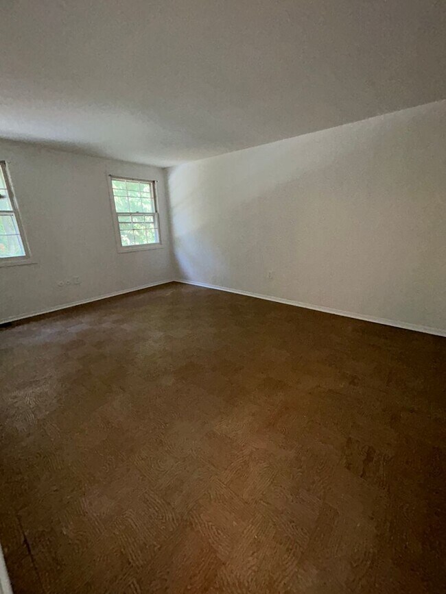 Building Photo - Condo for rent with parking and yard large...