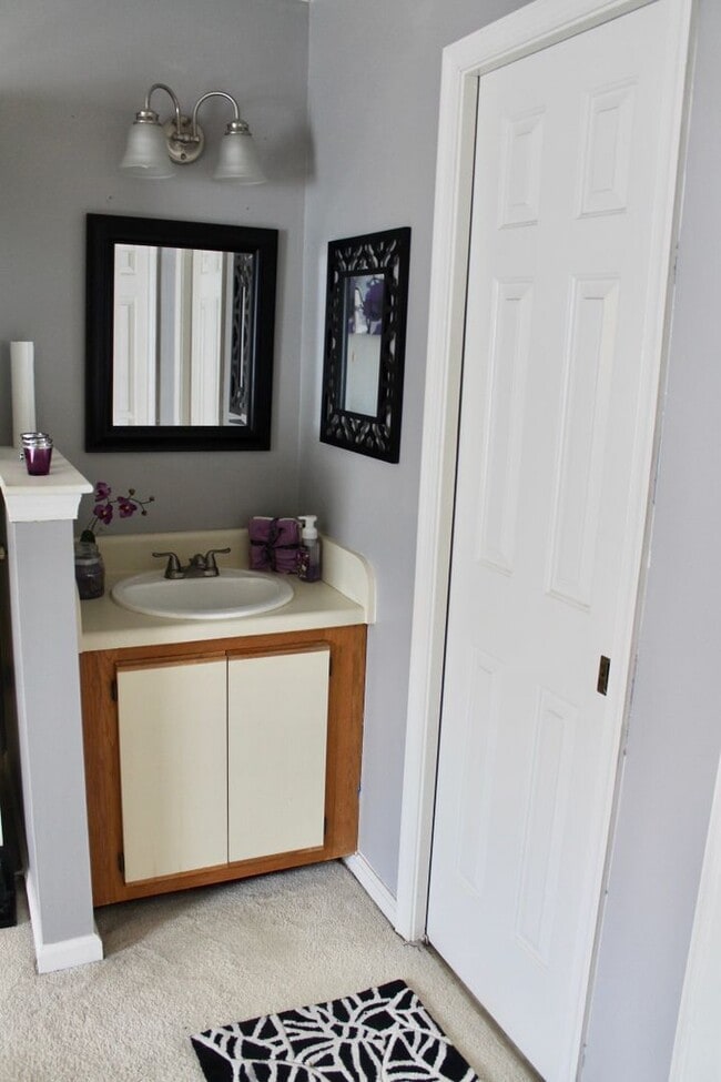 Building Photo - 2BD/ 2BA Condo with New Carpet & Community Pool!