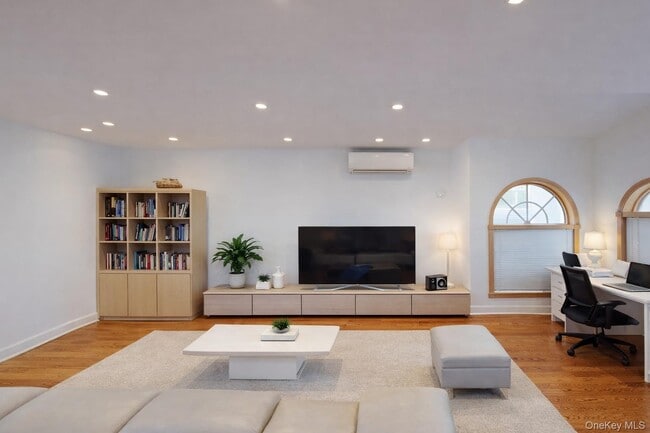 Building Photo - 45-44 Browvale Ln