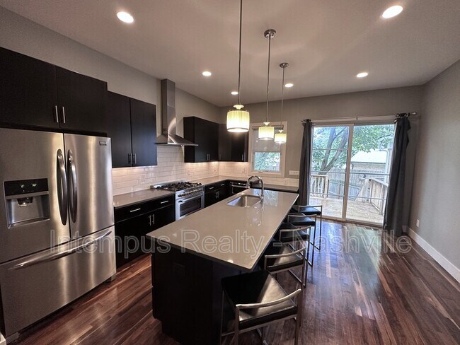 Building Photo - 929 13th Ave S